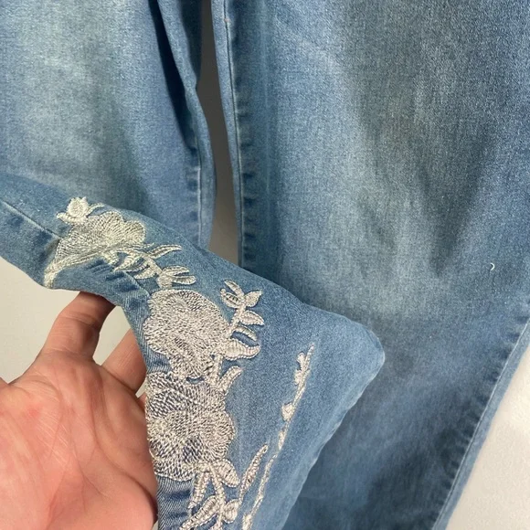 Floral Embroidered Blue Cropped Jeans - Picture 4 of 6